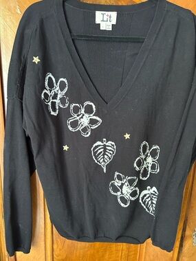 Lit Black V-Neck Sweater with White Floral Painted Sz L